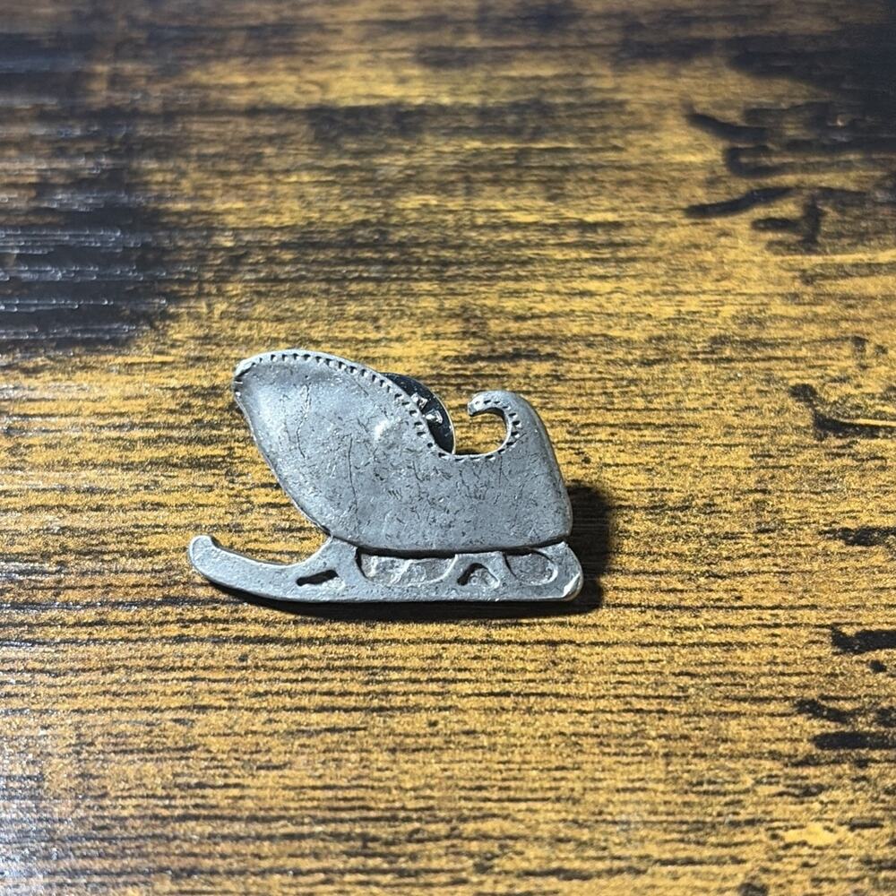 Winter Sleigh 1997 Barker Pewter Hat Jacket Lapel Pin
